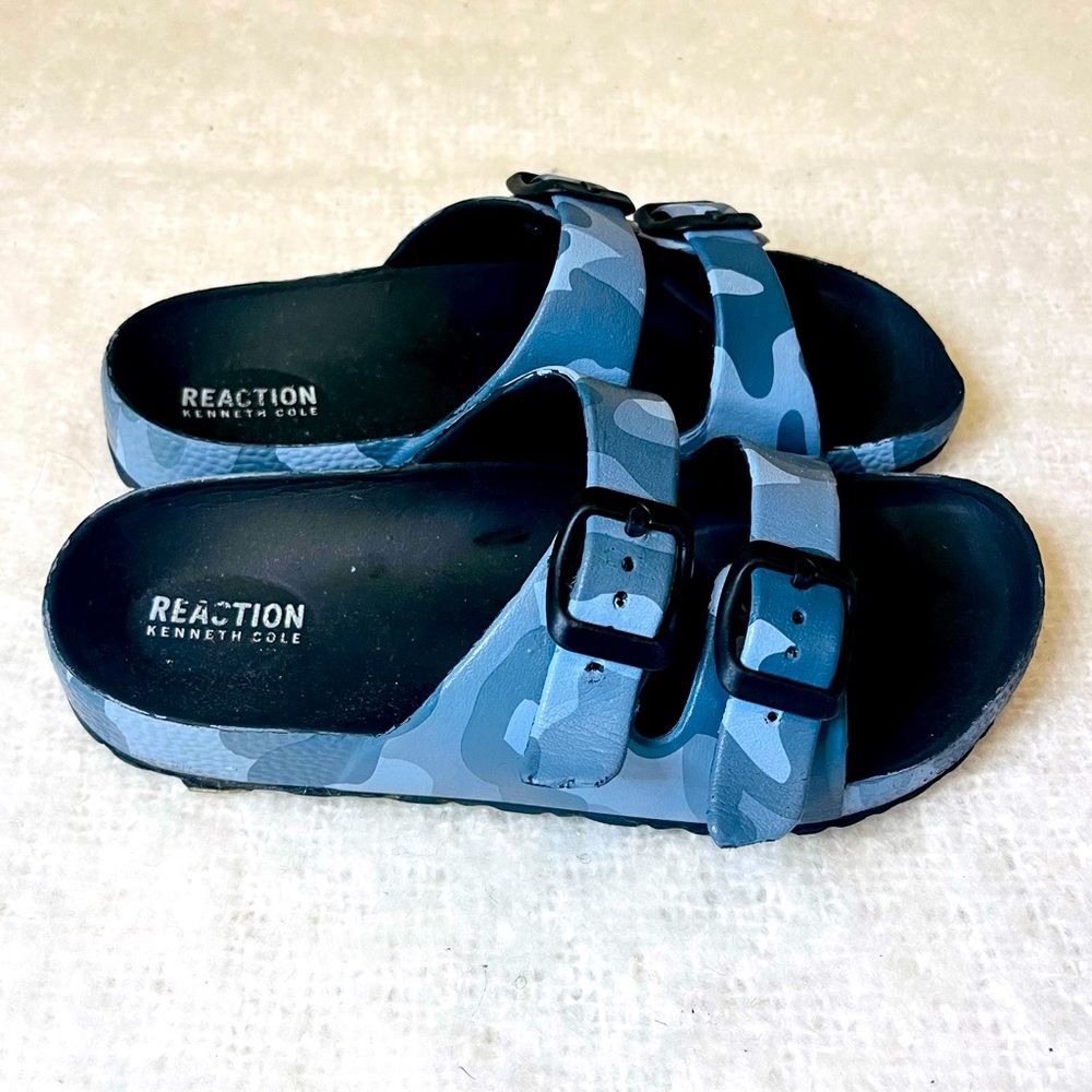 REACTION Kenneth Cole boys rubber slides Size 2 slight wear blue and grey camo